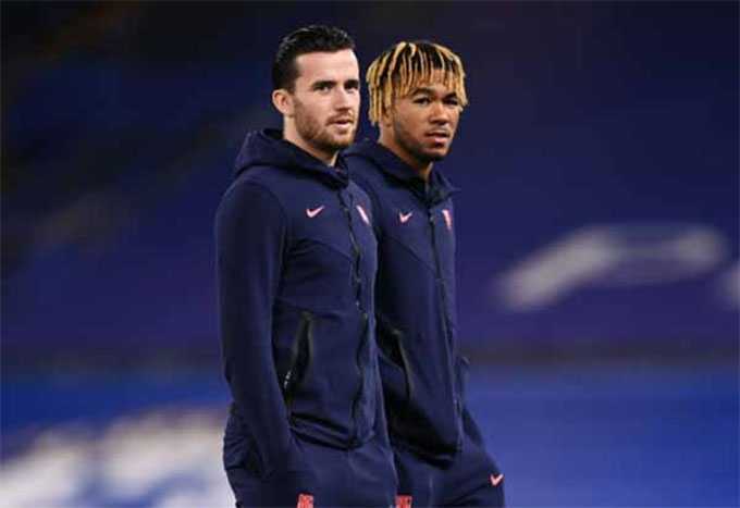 Liverpool có thể sống tốt khi 'xoay tua' hậu vệ biên, còn Chelsea thì không