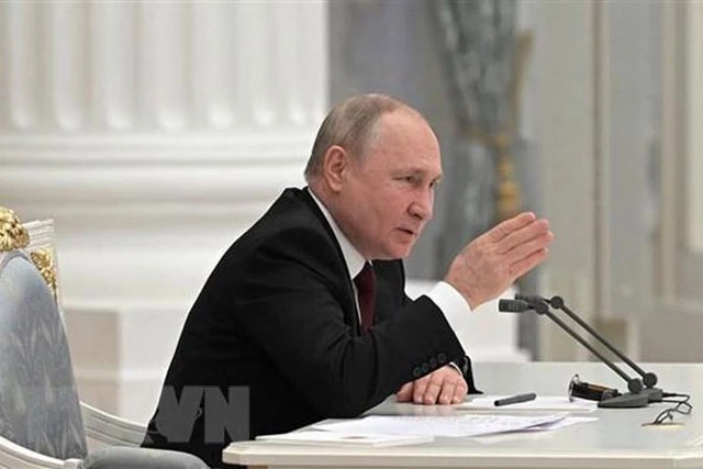 Tổng thống Nga Vladimir Putin chủ trì cuộc họp khẩn với Hội đồng An ninh tại Moskva, ngày 21/2/2022. (Ảnh: AFP/TTXVN)