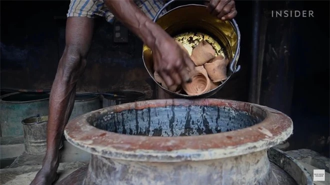 Toàn cảnh quy trình sản xuất nước hoa mùi mưa giá đắt cắt cổ tại Ấn Độ - Ảnh 10.