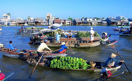 Chợ nổi Cái Răng điểm thu hút khách du lịch khi đến Cần Thơ .