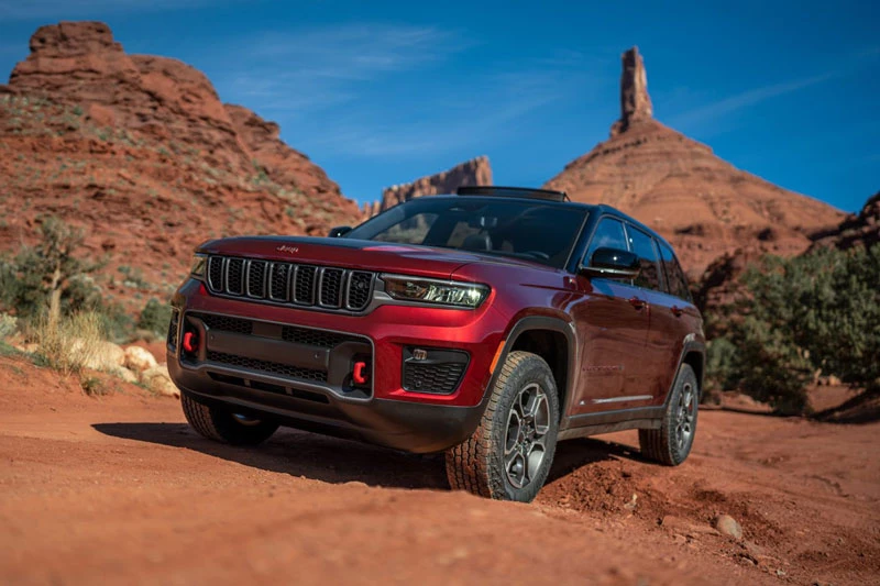 SUV cỡ trung: Jeep Grand Cherokee Trailhawk (khoảng sáng gầm: 220,98 mm).