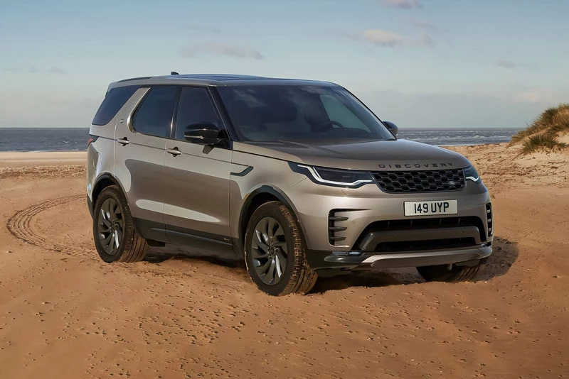 SUV hạng sang cỡ trung: Land Rover Discovery S P300 (khoảng sáng gầm: 281,94 mm).