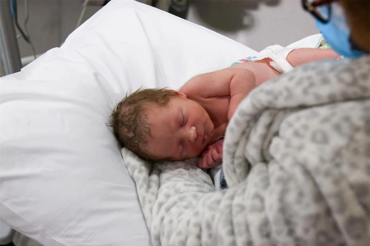 Em bé sơ sinh chào đời ngày 22/2/2022 tại Trung tâm y tế Bắc Alabama, Mỹ. Ảnh: Trung tâm y tế Bắc Alabama
