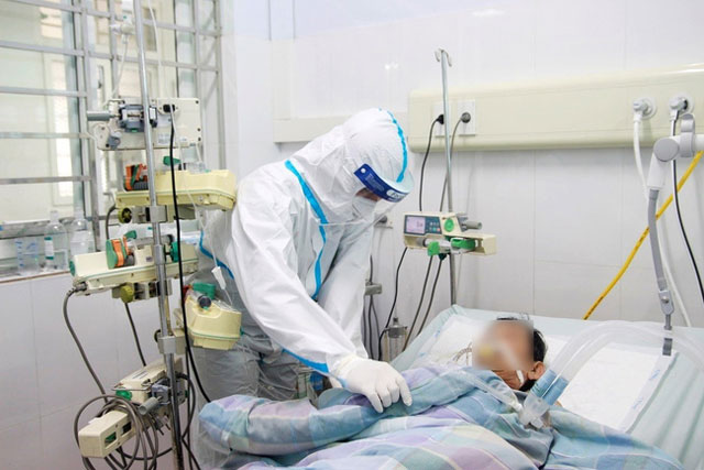 Trong ảnh: Bác sĩ Bệnh viện Bãi Cháy (Quảng Ninh) điều trị cho bệnh nhân. Ảnh: TTXVN