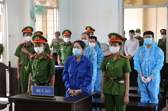 “Bà trùm” buôn lậu Mười Tường cùng 4 đồng phạm lãnh 24 năm tù 
