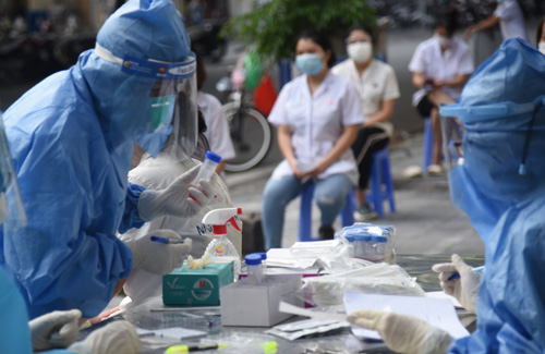 Hà Nội lập "đỉnh" với hơn 7.400 ca COVID-19 mới