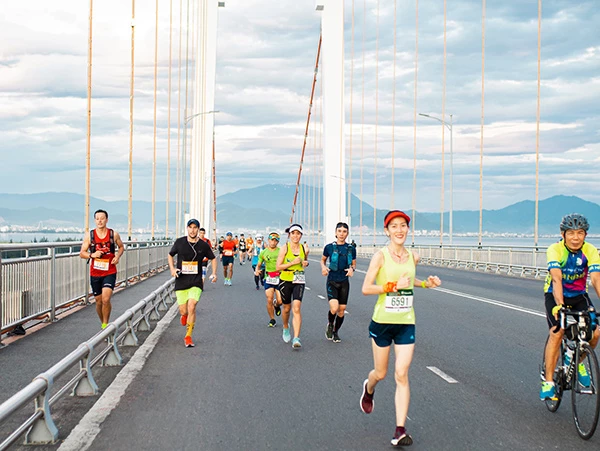 Các VĐV tham dự cuộc đua Manulife Danang International Marathon chạy qua cầu Thuận Phước bắc qua sông Hàn