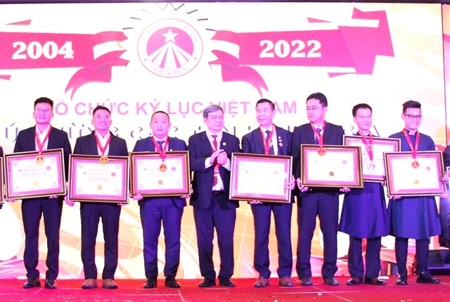 Tổ hợp Công ty CP Gốm Đất Việt đón nhận Kỷ lục Việt Nam.