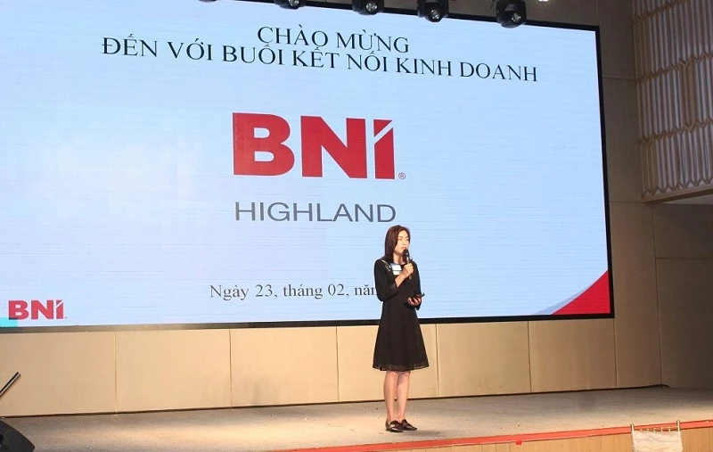 Bà Nguyễn Thị Thanh Thảo, Chủ tịch BNI Highland nhiệm kỳ 16 phát biểu khai mạc buổi kết nối kinh doanh.