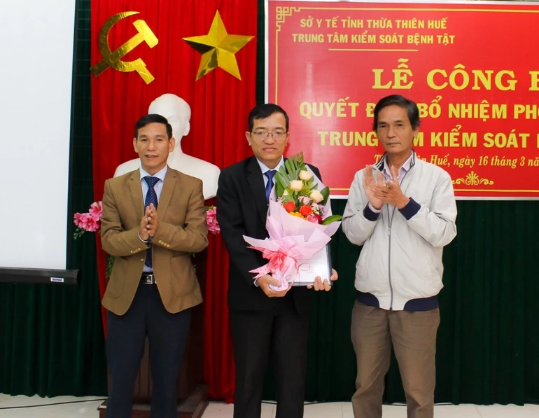 Ông Nguyễn Lê Tâm, Phó Giám đốc CDC Thừa Thiên Huế (giữa) được cử phụ trách điều hành CDC Thừa Thiên Huế (Ảnh: CTV)