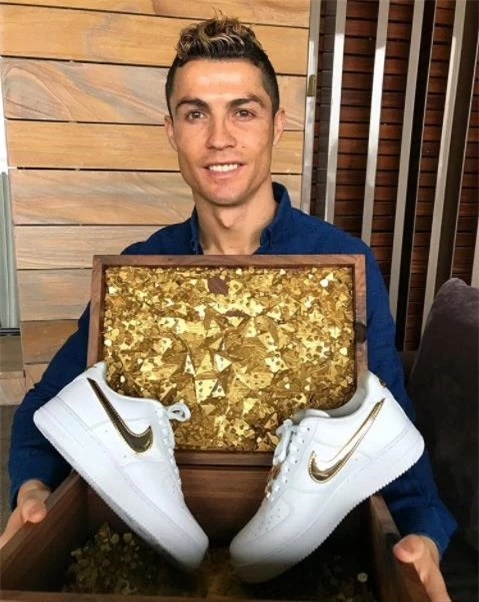 Đôi giày độc nhất vô nhị của CR7: Dát vàng 24K, tích hợp công nghệ cực đỉnh, ai cũng thèm! - Ảnh 1. Đôi giày độc nhất vô nhị của CR7: Dát vàng 24K, tích hợp công nghệ cực đỉnh, ai cũng thèm! - Ảnh 1.