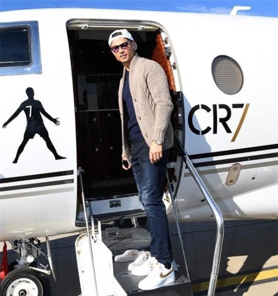 Đôi giày độc nhất vô nhị của CR7: Dát vàng 24K, tích hợp công nghệ cực đỉnh, ai cũng thèm! - Ảnh 2. Đôi giày độc nhất vô nhị của CR7: Dát vàng 24K, tích hợp công nghệ cực đỉnh, ai cũng thèm! - Ảnh 2.