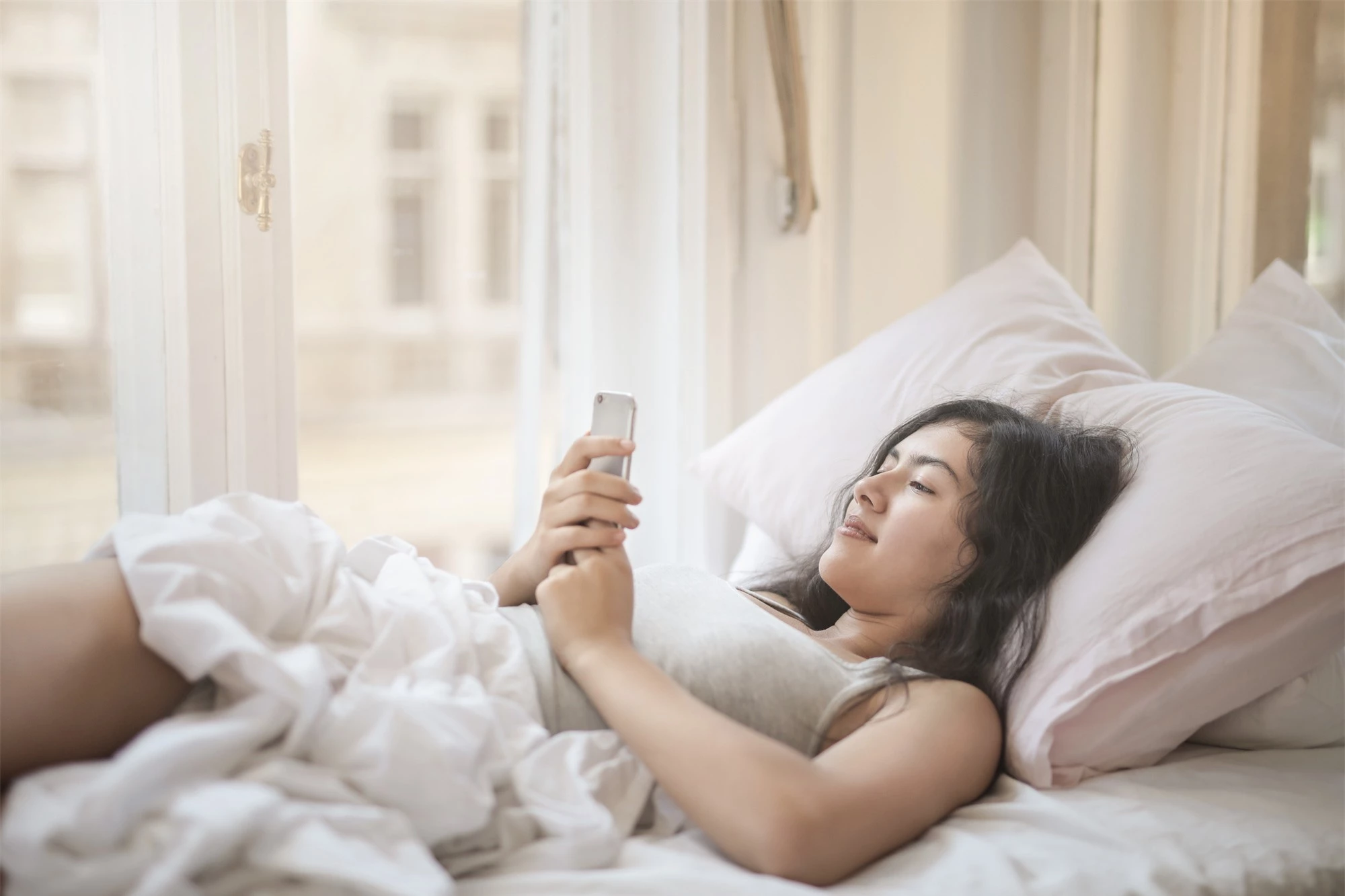Mối nguy chết người từ thói quen sạc điện thoại khi đi ngủ nhiều người đang mắc phải - Ảnh 4. Mối nguy chết người từ thói quen sạc điện thoại khi đi ngủ nhiều người đang mắc phải - Ảnh 4.