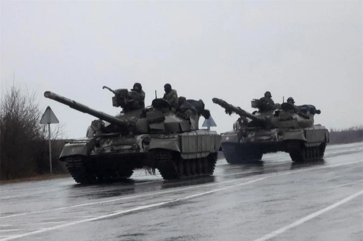 Trong một bài phát biểu tối 23/2, Tổng thống Nga Vladimir Putin cho biết ông đã quyết định bật đèn xanh cho chiến dịch quân sự ở Ukraine. Trong ảnh: Xe tăng di chuyển vào miền Đông Ukraine sau khi Tổng thống Putin tuyên bố thực hiện chiến dịch quân sự đặc biệt. (Ảnh: Reuters)