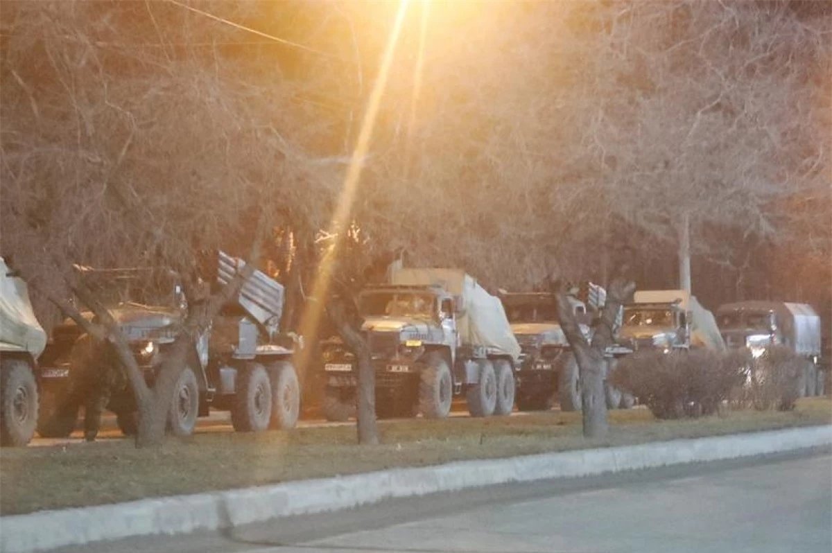 Đoàn xe quân sự trên tuyến đường ở ngoại ô Donetsk. (Ảnh: Reuters)