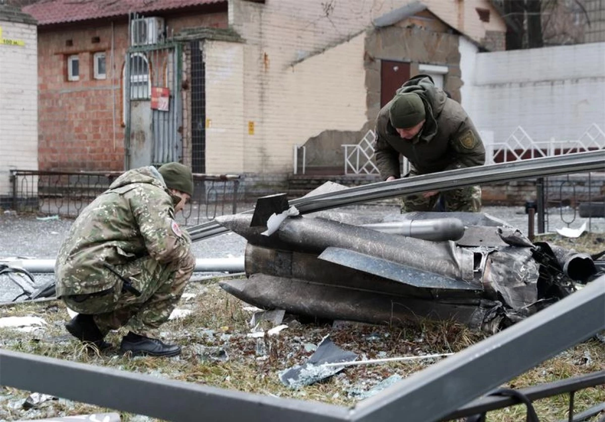Các cảnh sát kiểm tra phần còn lại của một tên lửa rơi trên đường ở thủ đô Kiev, Ukraine. (Ảnh: Reuters)