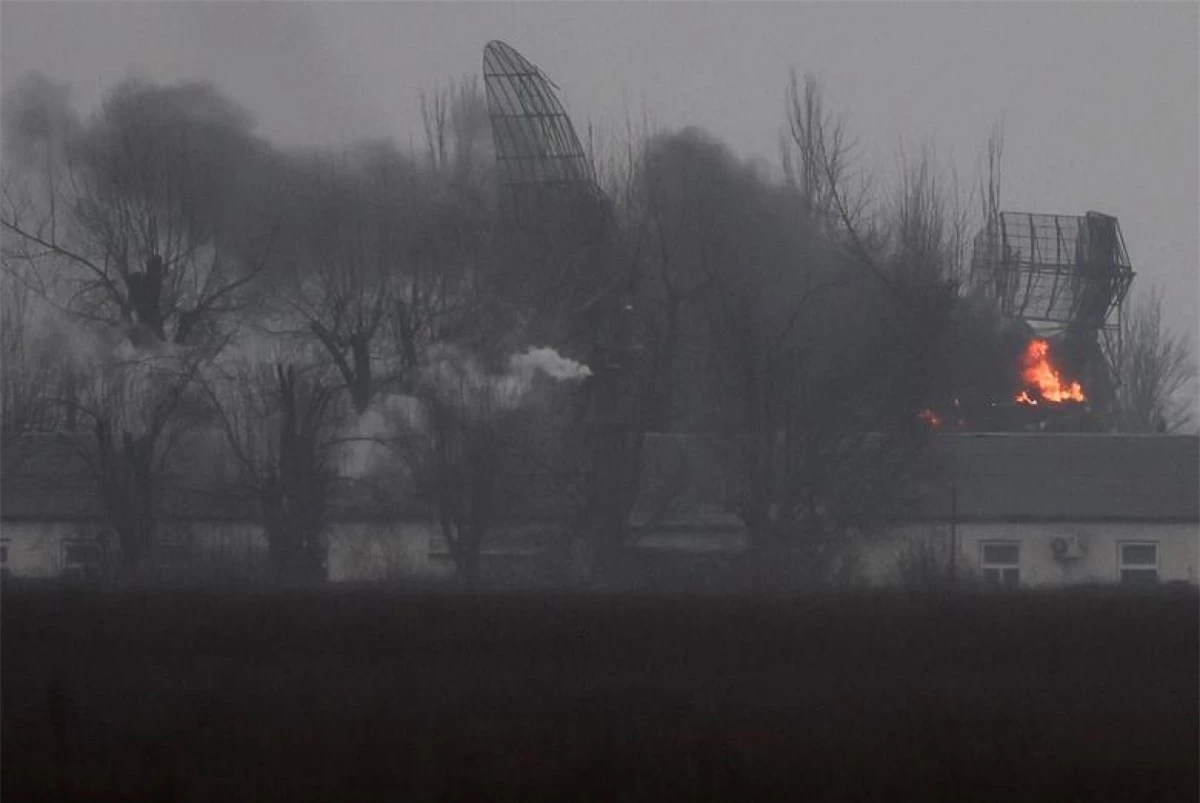 Khói lửa bốc lên từ một cơ sở quân sự gần sân bay ở thành phốMariupol, miền Đông Ukraine. (Ảnh: Reuters)