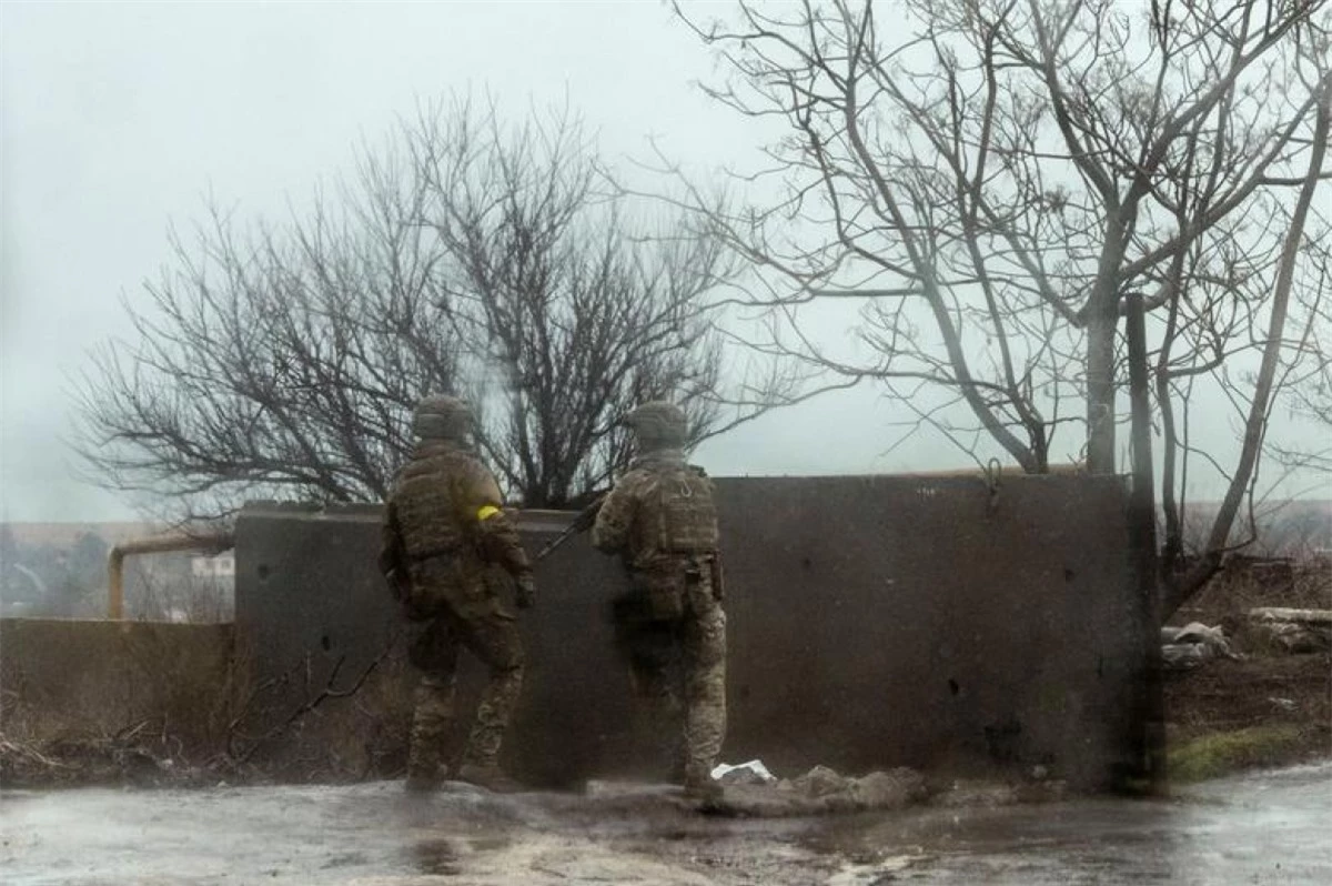 Các thành viên của lực lượng vũ trang Ukraine giữ chốt ở Mariupol. (Ảnh: Reuters)