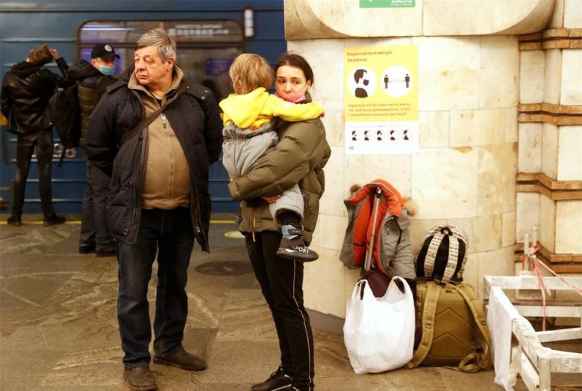Người dân trú ẩn tại một ga tàu điện ngầm ở Kiev, Ukraine. (Ảnh: Reuters)