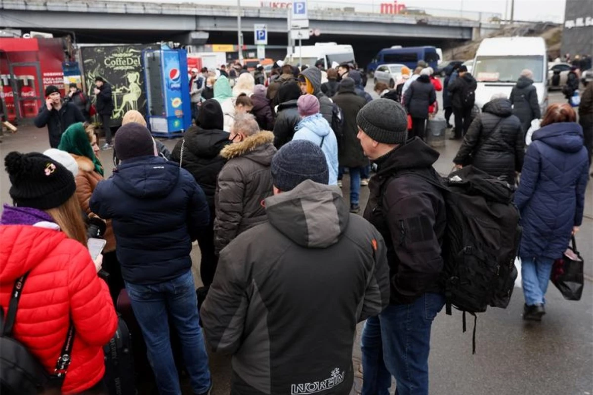 Đám đông chờ đợi tại một trạm xe buýt để đi đến các khu vực phía Tây của Ukraine. (Ảnh: Reuters)