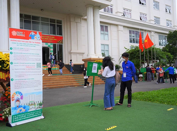Sinh viên Đại học Đông Á thực hiện khai báo y tế khi đến trường