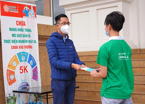 Đoàn Thanh niên Đại học Đông Á "lì xì" đầu năm mới cho các bạn sinh viên bằng những chiếc khẩu trang y tế