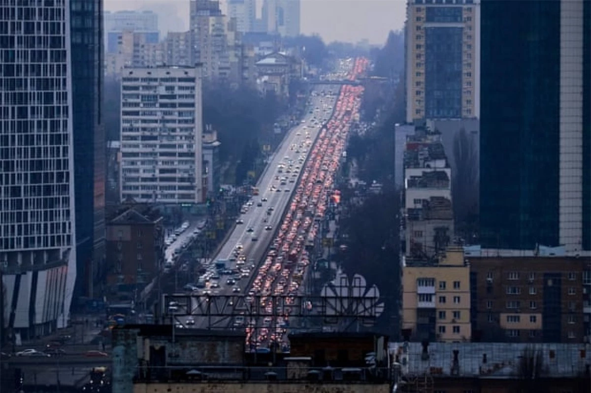 Tắc đường theo hướng rời khỏi thủ đô Kiev ngày 24/2. Ảnh: Getty
