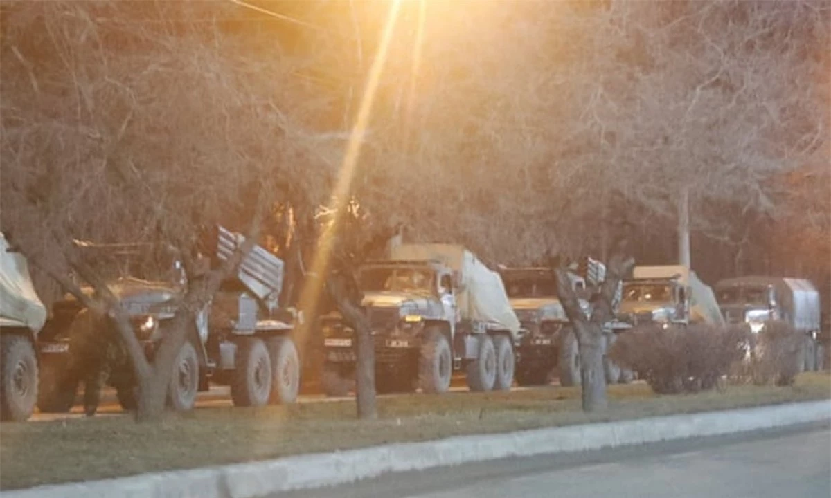 Đoàn xe quân sự xuất hiện ở ngoại ô Donetsk. Ảnh: Reuters