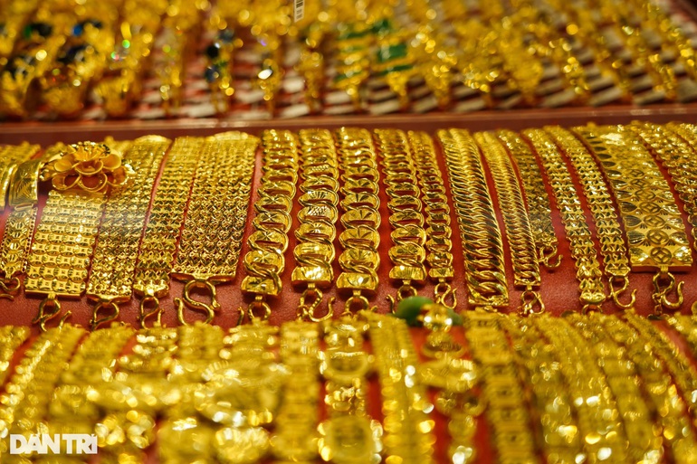 Mọi kỷ lục cũ bị xô đổ, giá vàng vượt 64,2 triệu đồng/lượng