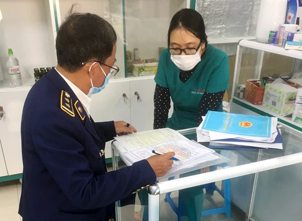 Lực lượng QLTT Đà Nẵng triển khai cho các nhà thuốc ký cam kết...