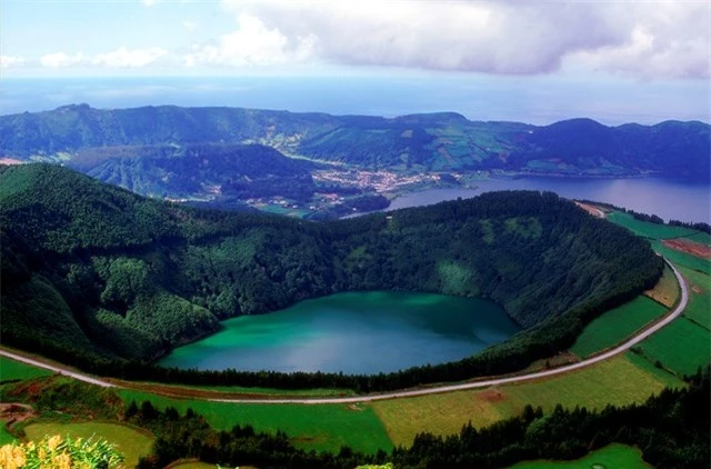 Azores nổi tiếng với những ngọn n&uacute;i lửa xinh đẹp. Ảnh: Azores. &nbsp;