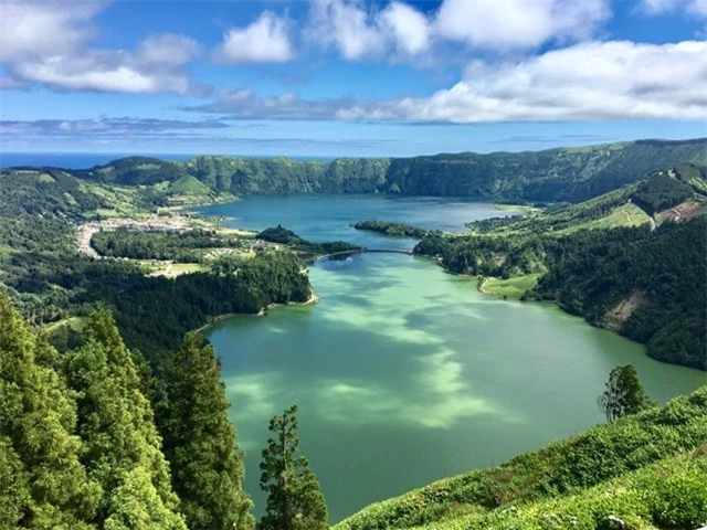 Hồ Ses Miguel Setes Cidades l&agrave; điểm đến được ưa chuộng. Ảnh: Azores. &nbsp;