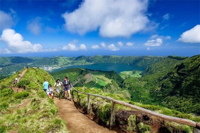 Đi bộ cũng l&agrave; một hoạt động được ưa th&iacute;ch. Ảnh: Azores. &nbsp;