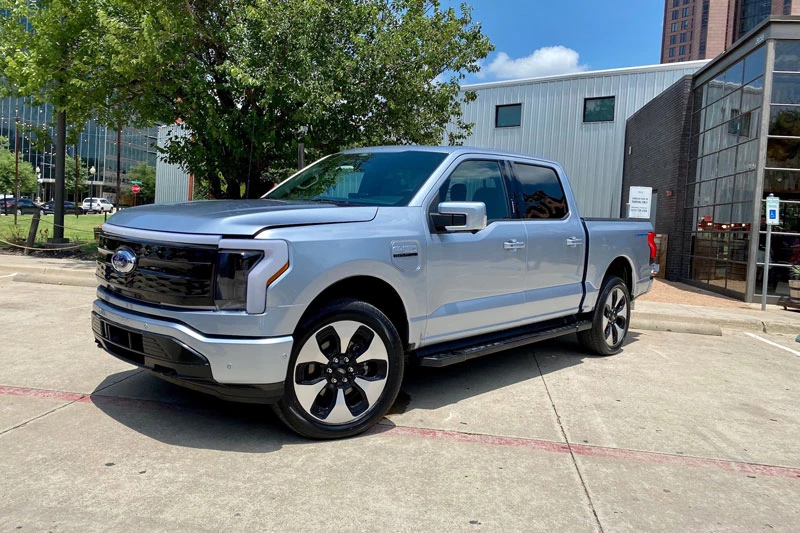 2. Ford F-150 Lightning Platinum (giá khởi điểm: 92.569 USD).