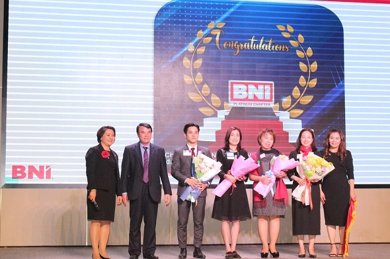 TS. Phạm S cùng đại diện BNI tri ân Chủ tịch BNI Highland qua các nhiệm kỳ.