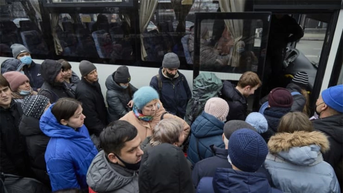 Người dân chen chân lên bus để sơ tán khỏi Kiev.