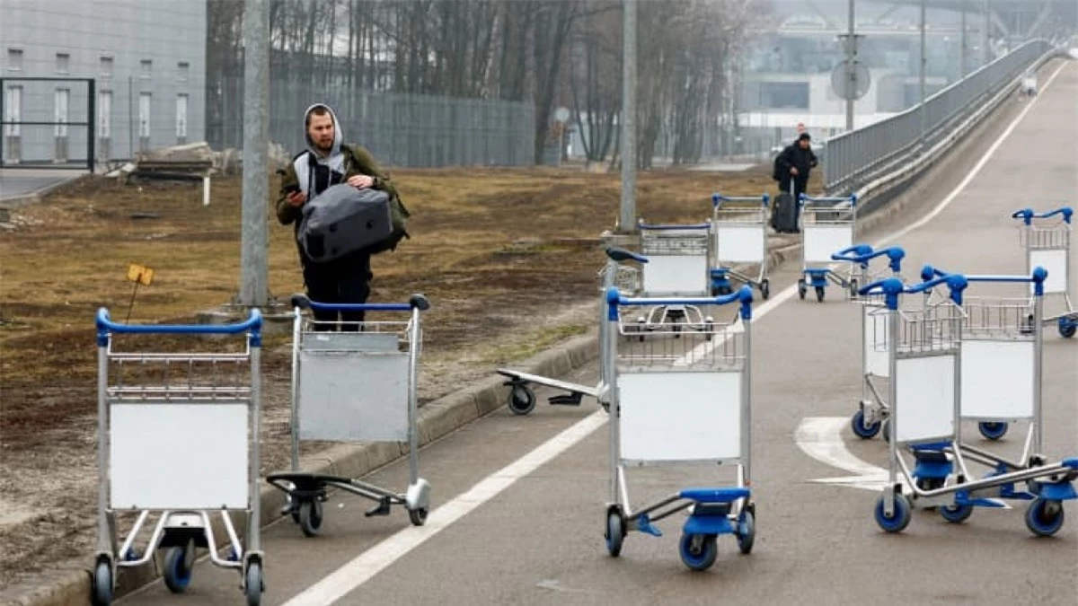 Xe đẩy hành lý ngổn ngang tại đường vào Sân bay quốc tế Boryspil sau khi Tổng thống Nga Putin tuyên bố tấn công.