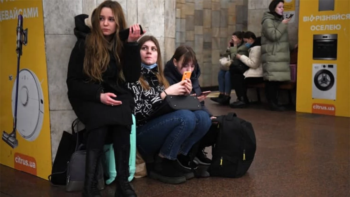 Sáng 24/2, nhiều người dân ở thủ đô Kiev của Ukraine phải xuống các ga tàu điện ngầm để trú ẩn, tránh bom.