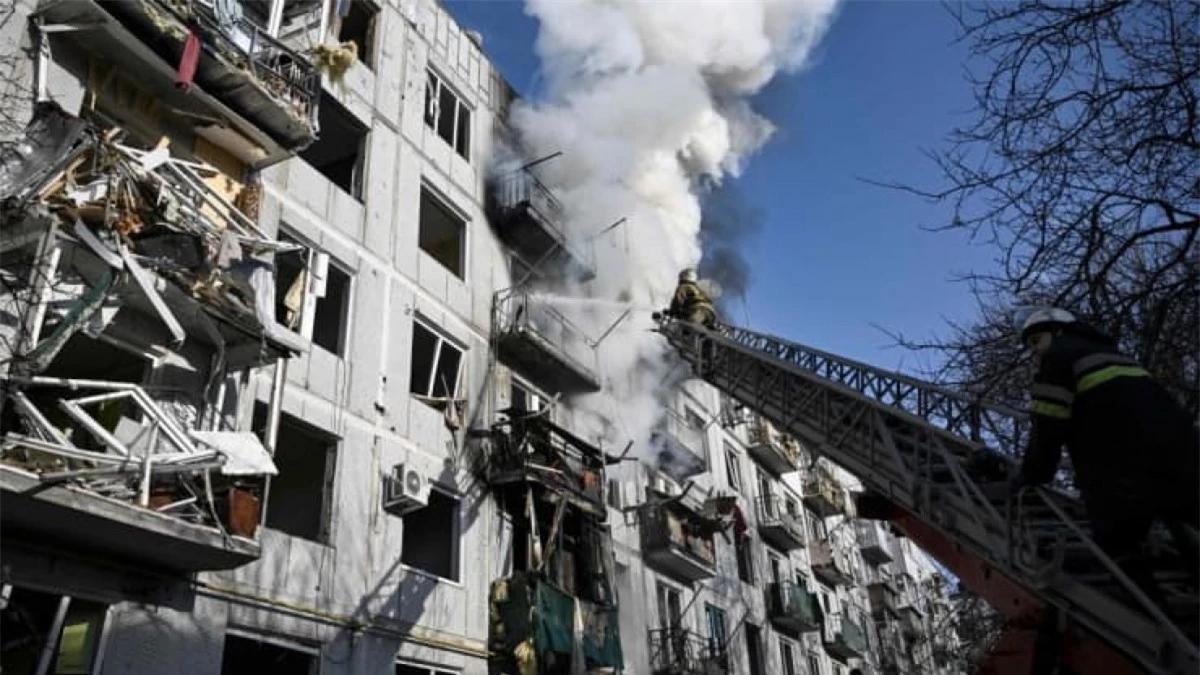 Lính cứu hoả Ukraine đang dập lửa tại một toà nhà bị trúng bom ở thị trấn miền Đông Chuguiv.