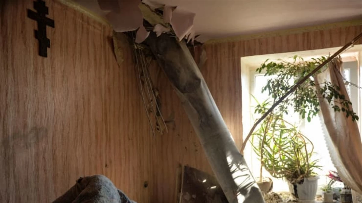 Một phần của tên lửa mắc kẹt trong một căn nhà ở khu vực ngoại ô phía Bắc thành phố Kharkiv.