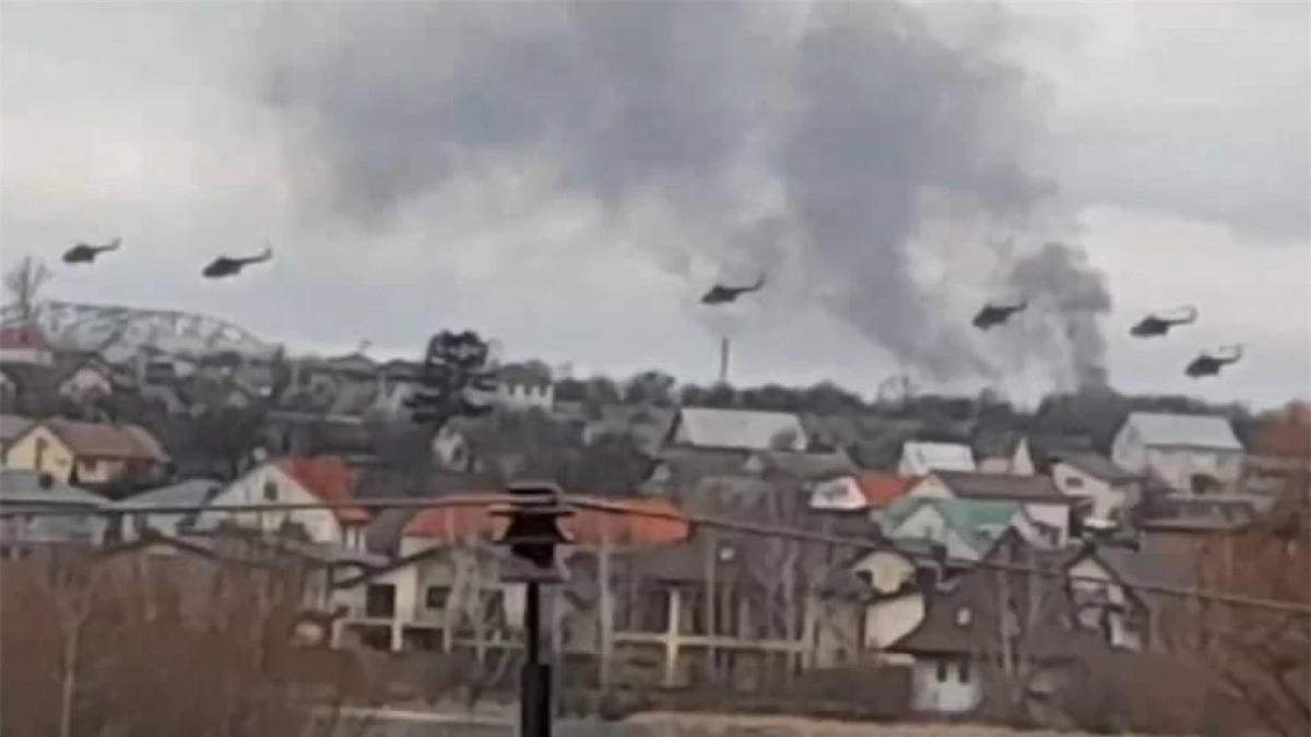 Các máy bay trực thăng quân sự của Nga quần thảo trên bầu trời Kiev.
