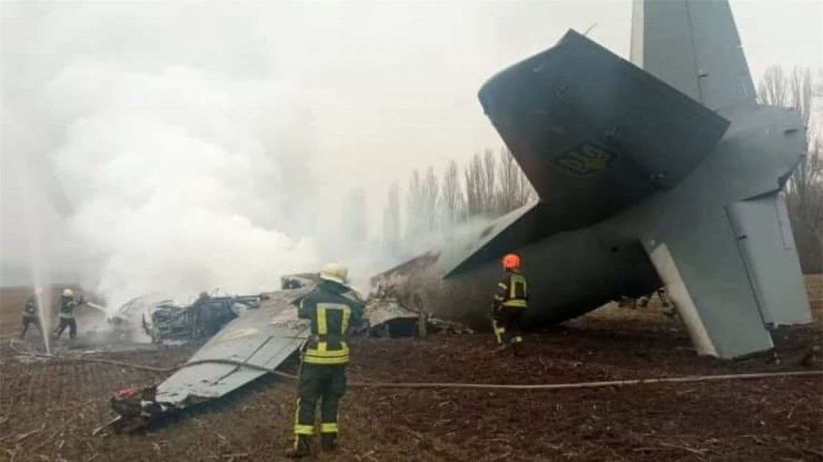 Lực lượng cứu hộ tại hiện trường vụ rơi máy bay quân sự của Ukraine ở vùng Kiev.