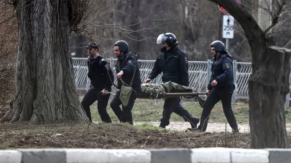 Cảnh sát đang khiêng cáng đưa một quân nhân bị thương tới cơ sở y tế tại thị trấn Armyansk, Bắc Crimena.