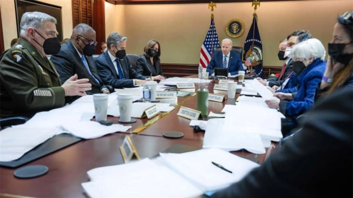 Tổng thống Mỹ Joe Biden triệu tập cuộc họp với Hội đồng an ninh quốc gia sau khi Nga tấn công Ukraine.