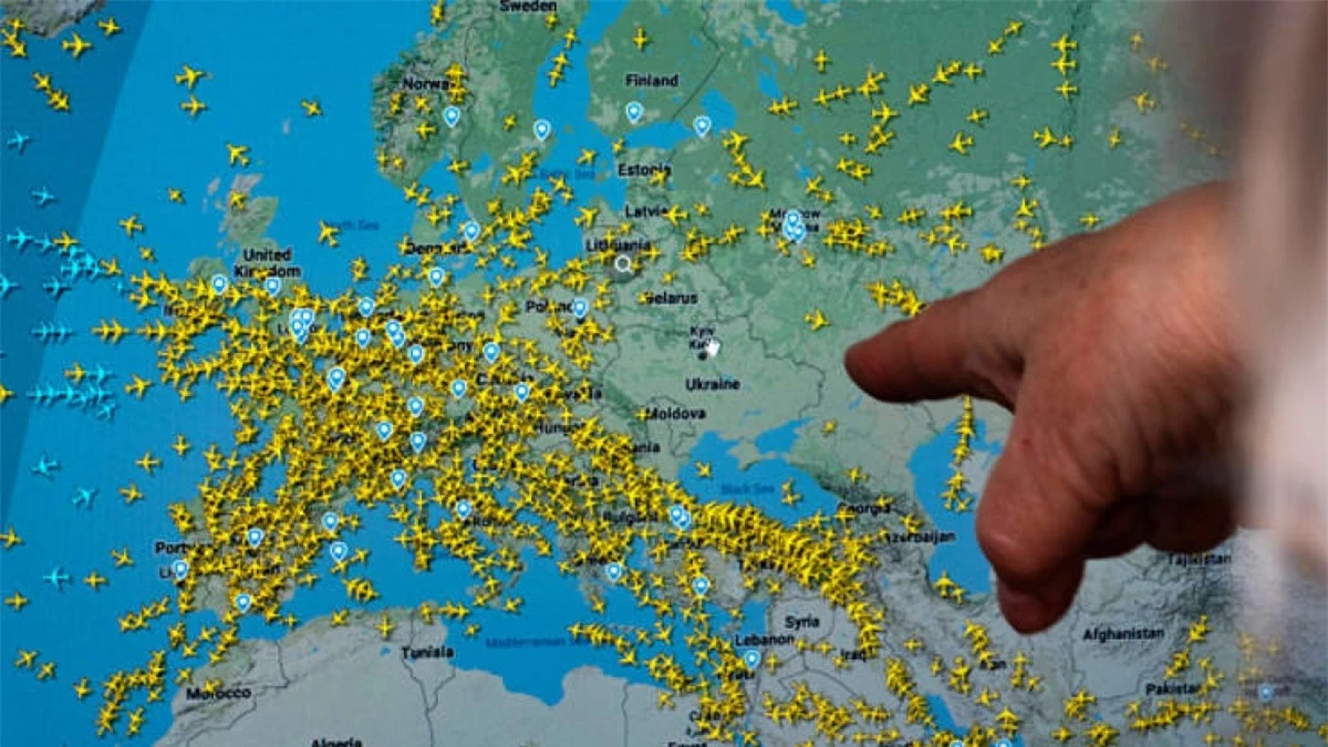 Bản đồ hàng không cho thấy, các chuyến bay chở khách “né” không phận Ukraine.