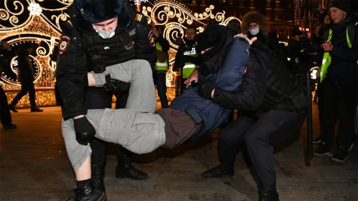 Cảnh sát Nga bắt giữ một người biểu tình phản đối chiến tranh ở thủ đô Moscow./.