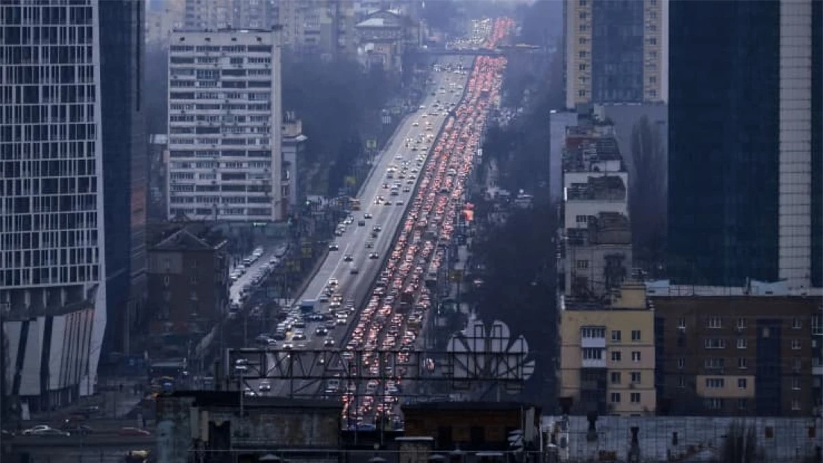 Dòng xe cộ đỏ đèn, nối đuôi nhau sơ tán khỏi thủ đô Kiev.