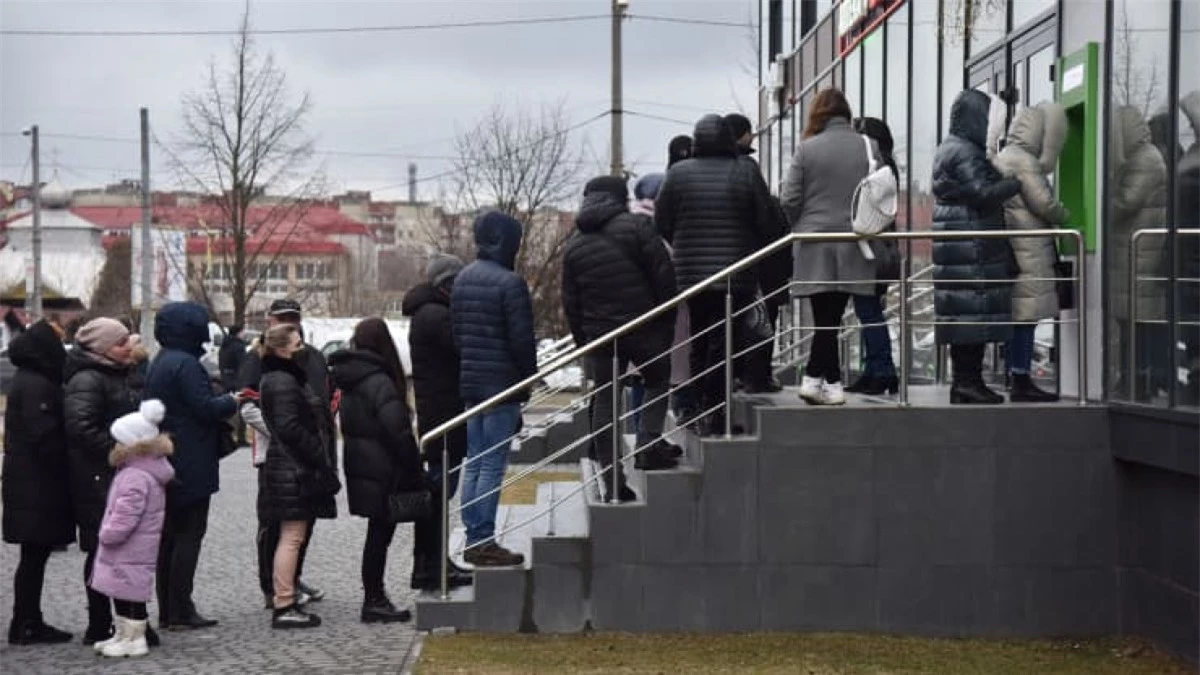 Người dân Ukraine xếp hàng chờ rút tiền trước các cây ATM sau khi Tổng thống Nga Putin tuyên bố tấn công.