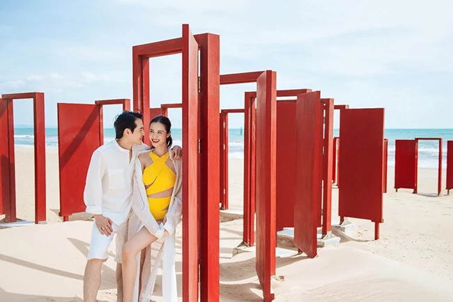 Bãi biển Miami Bikini Beach mang thêm màu sắc mới dự án, với những biểu tượng độc đáo như tượng Iconic, cổng Cầu Vồng, nhà Gỗ, khung chụp ảnh với logo NovaWorld Phan Thiet,…