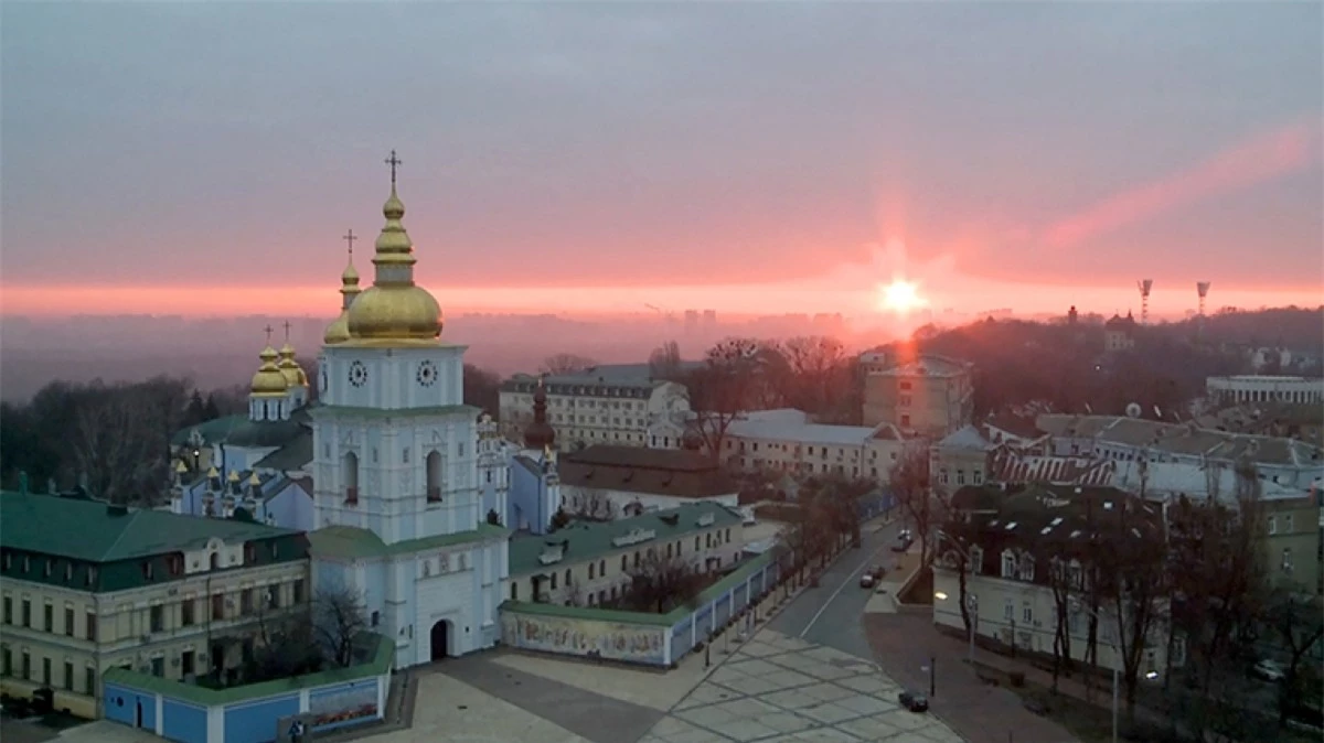 Bình minh ở Kiev, người dân nơi đây thức dậy và nhận ra rằng, những gì xảy ra ngày hôm qua (24/2) không phải là ác mộng, đó là sự thật. Sự thật là quân đội Nga đang ngày càng tiến gần Kiev hơn. Ảnh: CNN.